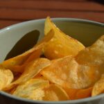Voorbeeld van een bewerkt voedingsmiddel is chips.